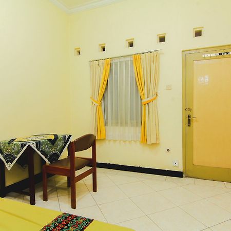 Griya Batik Giri Sekar Homestay Yogyakarta Exterior photo